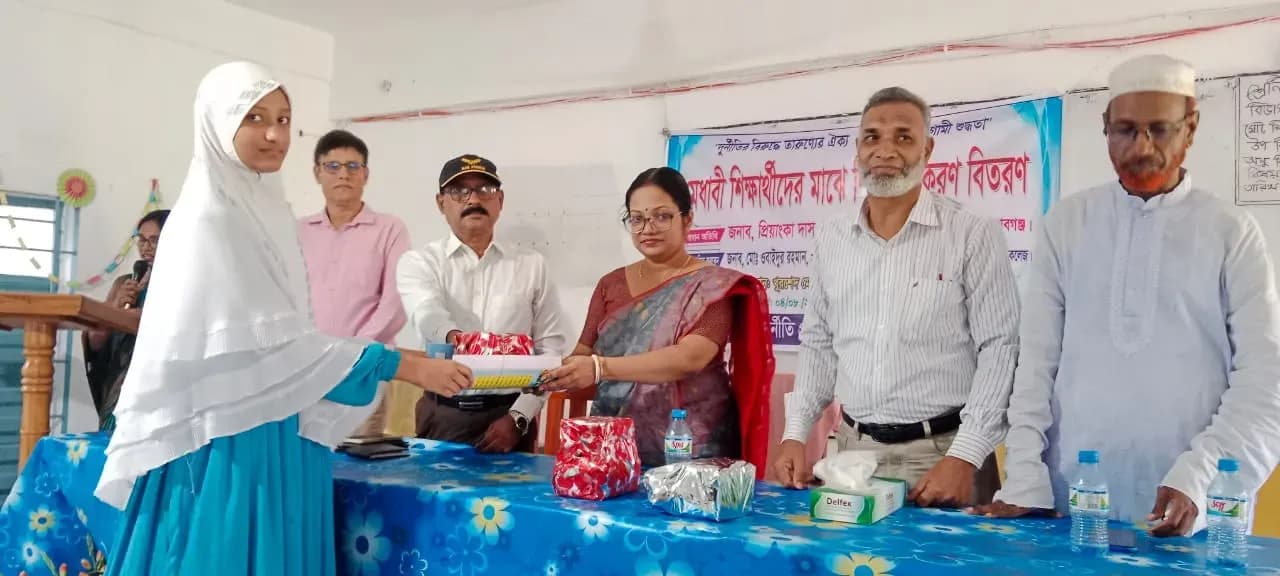 নাচোলে মেধাবী শিক্ষার্থীদের মাঝে শিক্ষা উপকরণ বিতরণ