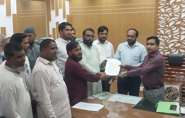 চাঁপাইনবাবগঞ্জে নিরবচ্ছিন্ন বিদ্যুৎ সরবরাহের দাবিতে জামায়াতে ইসলামীর মানববন্ধন॥ জেলা প্রশাসক বরাবর স্মারকলিপি 