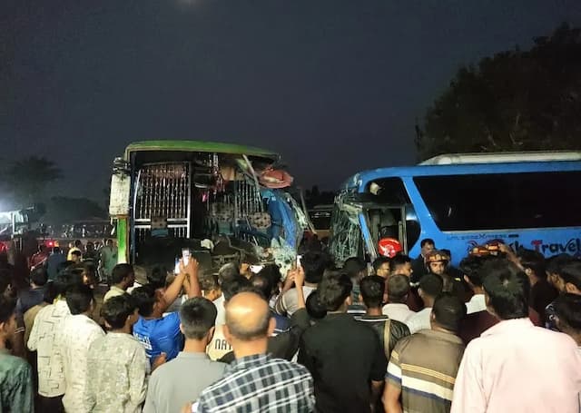 বড়াইগ্রামে দুই বাসের মুখোমুখি সংঘর্ষে নিহত ১, আহত ১৫