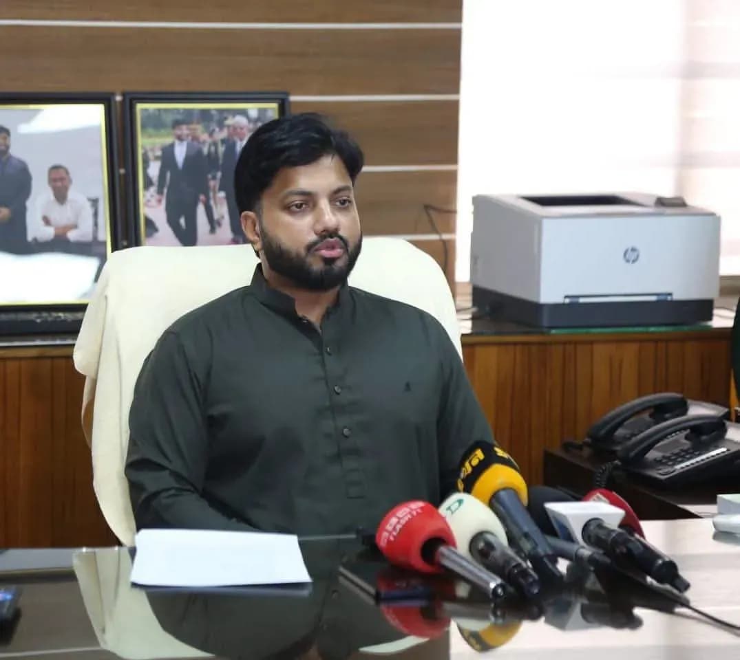 ঢাকা-৬ আসনের নাগরিক সমস্যা নিরসনে সিটি কর্পোরেশনে প্রতিবেদন জমা, সাংবাদিকদের সঙ্গে ইশরাক হোসেনের মতবিনিময়