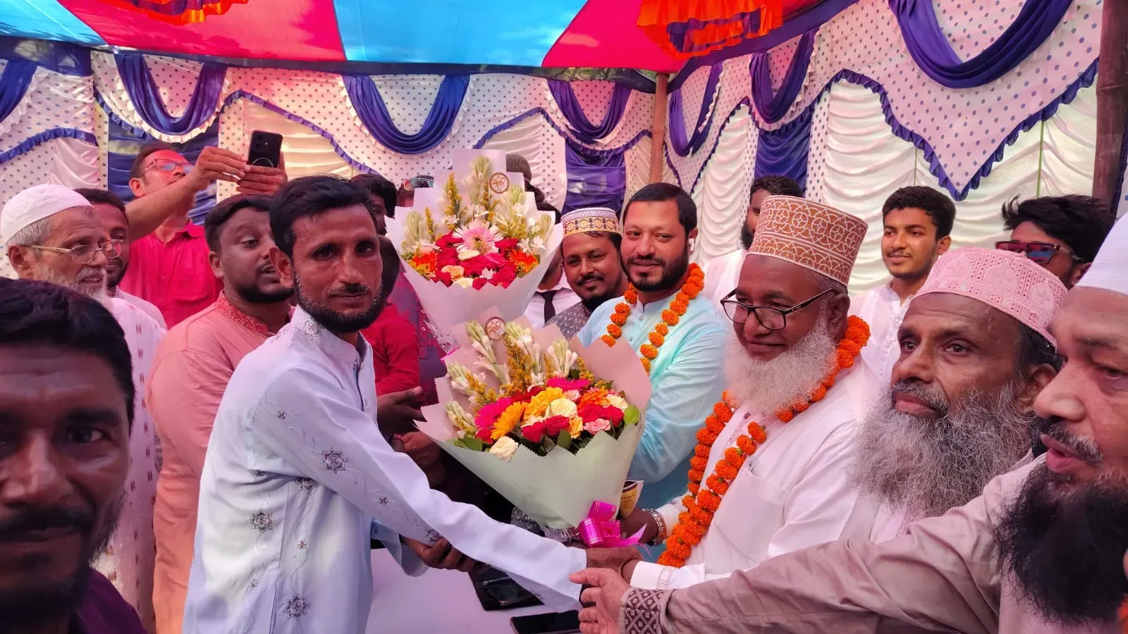 মোল্লাহাটে বিভিন্ন পূজামণ্ডপ পরিদর্শন করে শুভেচ্ছা বিনিময় করলেন এমপি মশিউর রহমান