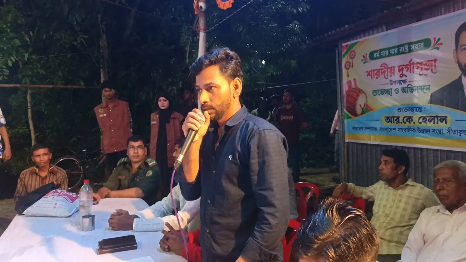 সীতাকুণ্ডে সাংবাদিক উন্নয়ন সংস্থার উদ্যোগে শ্রী শ্রী রাধা কৃষ্ণ মন্দিরে দূর্গাপূজায় বস্ত্র বিতরণ