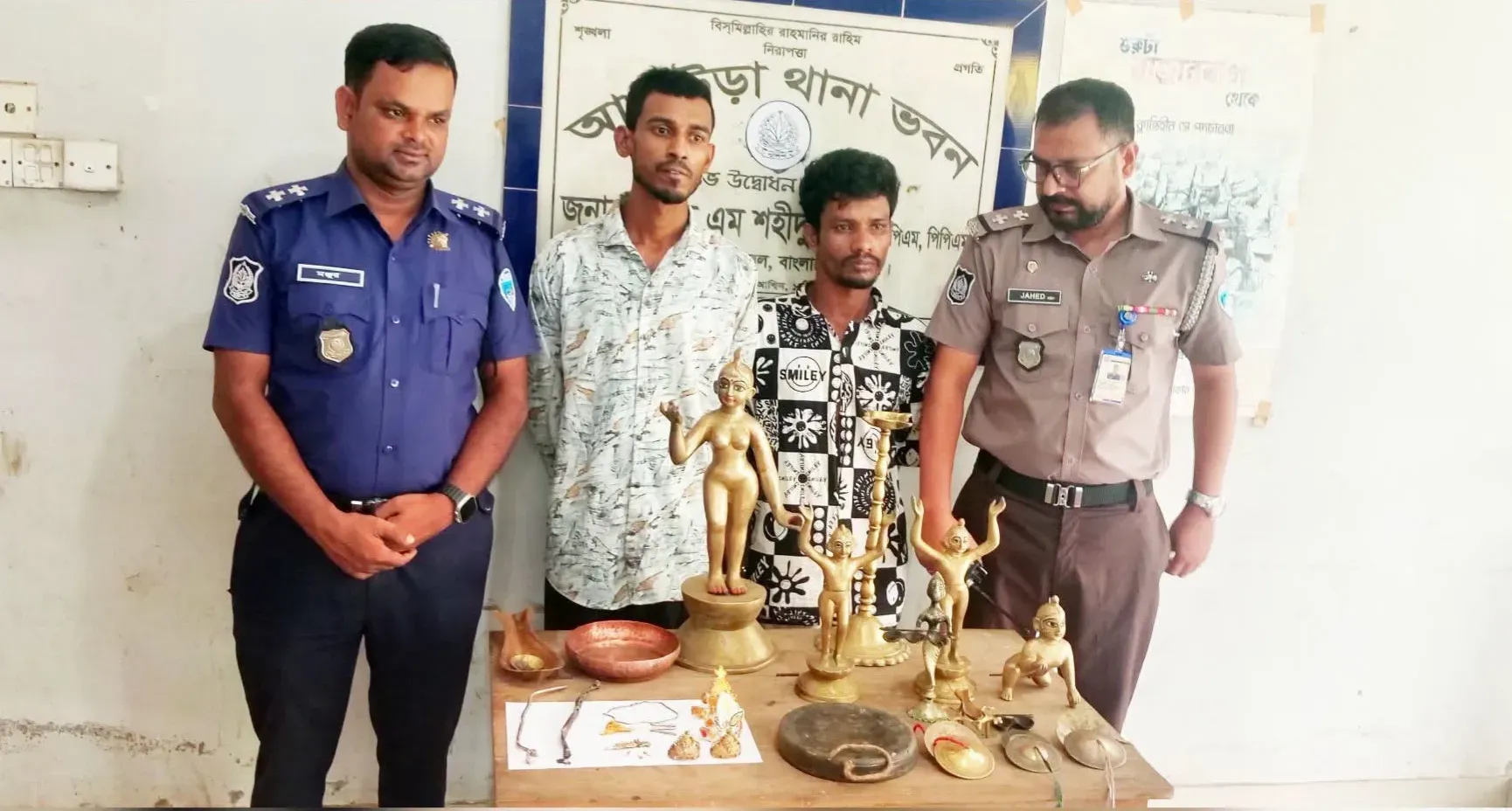 আখাউড়া রাধামাধব মন্দিরে মূর্তি ও স্বর্ণালংকার চুরির ঘটনায় ১৭ ঘণ্টার মধ্যে দুই জন গ্রেপ্তার, মালামাল উদ্ধার