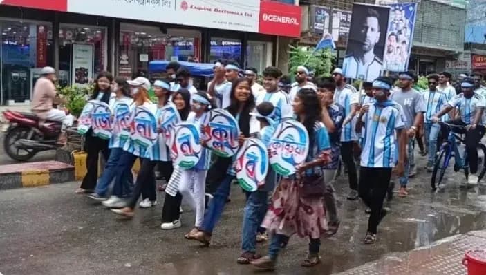 বৃষ্টিকে সঙ্গী করে কুষ্টিয়ায় আর্জেন্টিনা সমর্থকদের রঙিন শোভাযাত্রা।