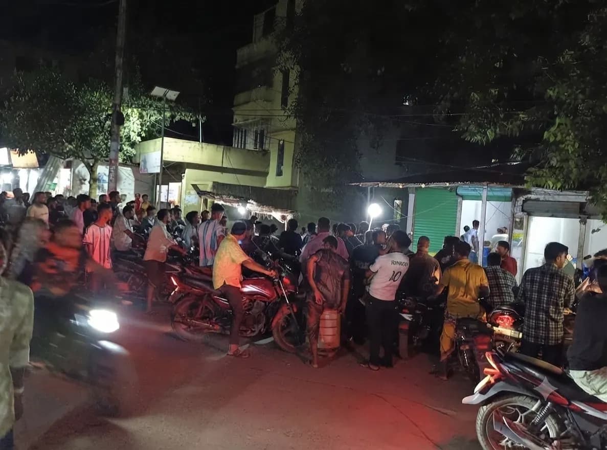     সংকট নয়, গুজবের আতঙ্কে ফিলিং স্টেশনে জনস্রোত।