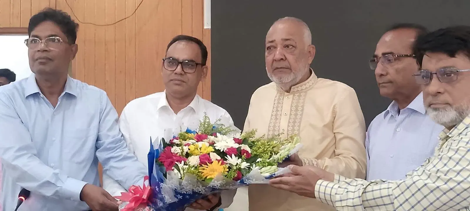 কুষ্টিয়া মেডিকেল কলেজ হাসপাতাল পরিদর্শন করলেন এমপি বাচ্চু মোল্লা, সেবার মান বৃদ্ধিতে কঠোর নির্দেশনা।