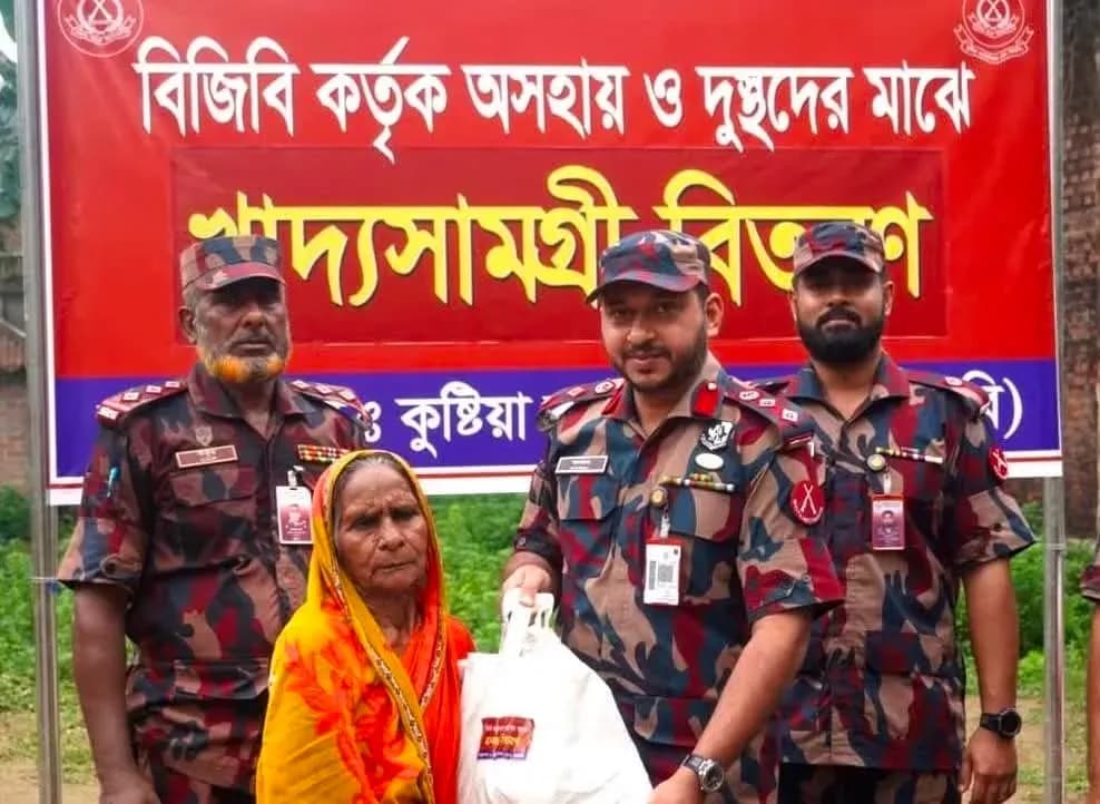 কুষ্টিয়া ৪৭ বিজিবির মানবিক হাত,১০০ পরিবার পেল খাদ্য সহায়তা।